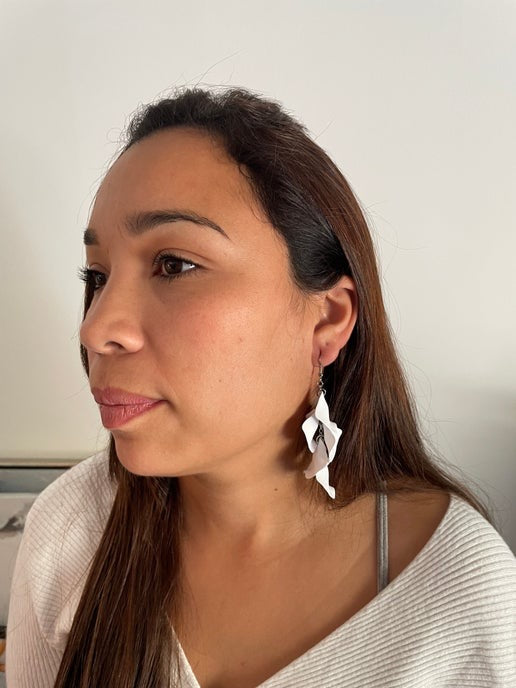 Boucles d'oreilles pétales de fleurs blanches en acétate acrylique pendantes-SANS NICKEL