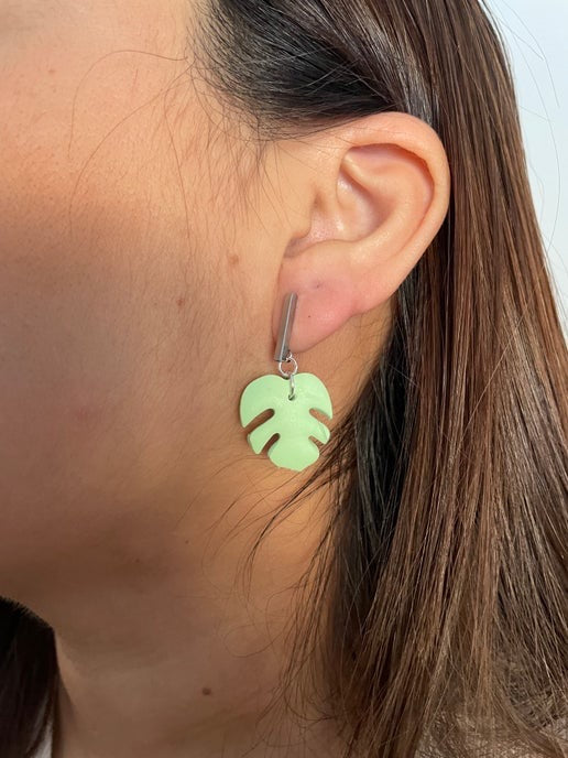 Boucles d'oreilles Monstera vertes avec barre argentée – Acier inoxydable