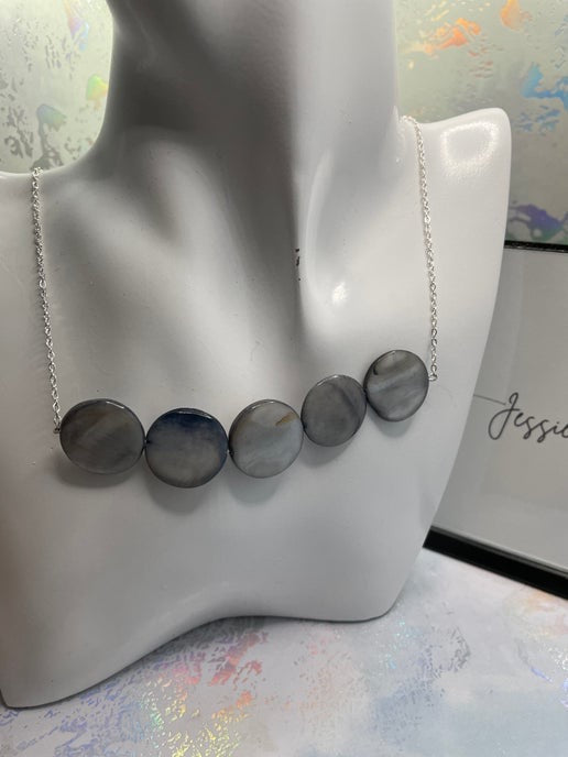 Collier rond coquillage bleu 2 cm 22'' - Sans nickel