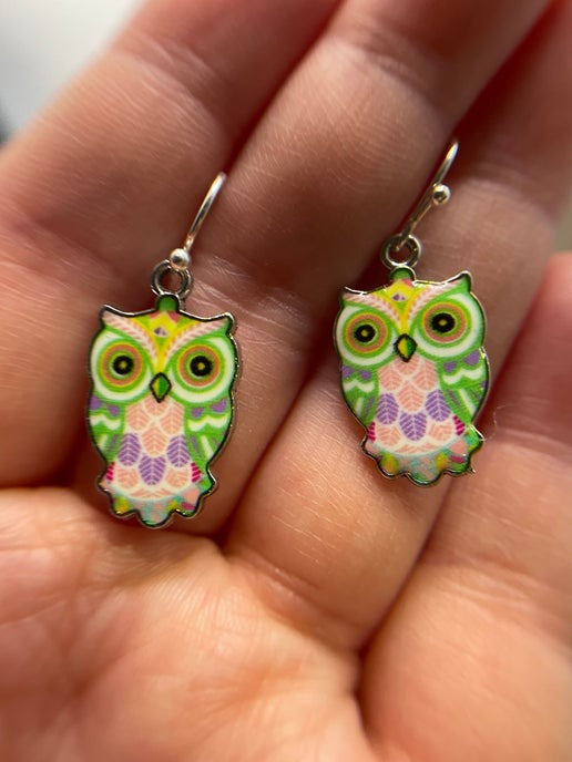Boucles d'oreilles pendantes en émail motif hibou (4 options de couleurs)
