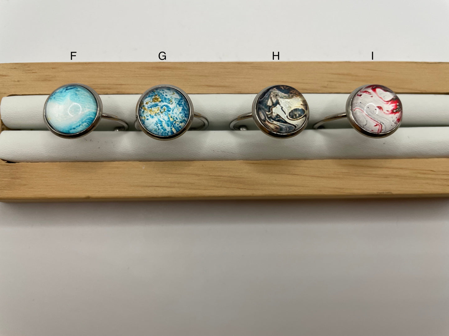 Bagues argentées ajustables avec cabochon abstrait – acier inoxydable