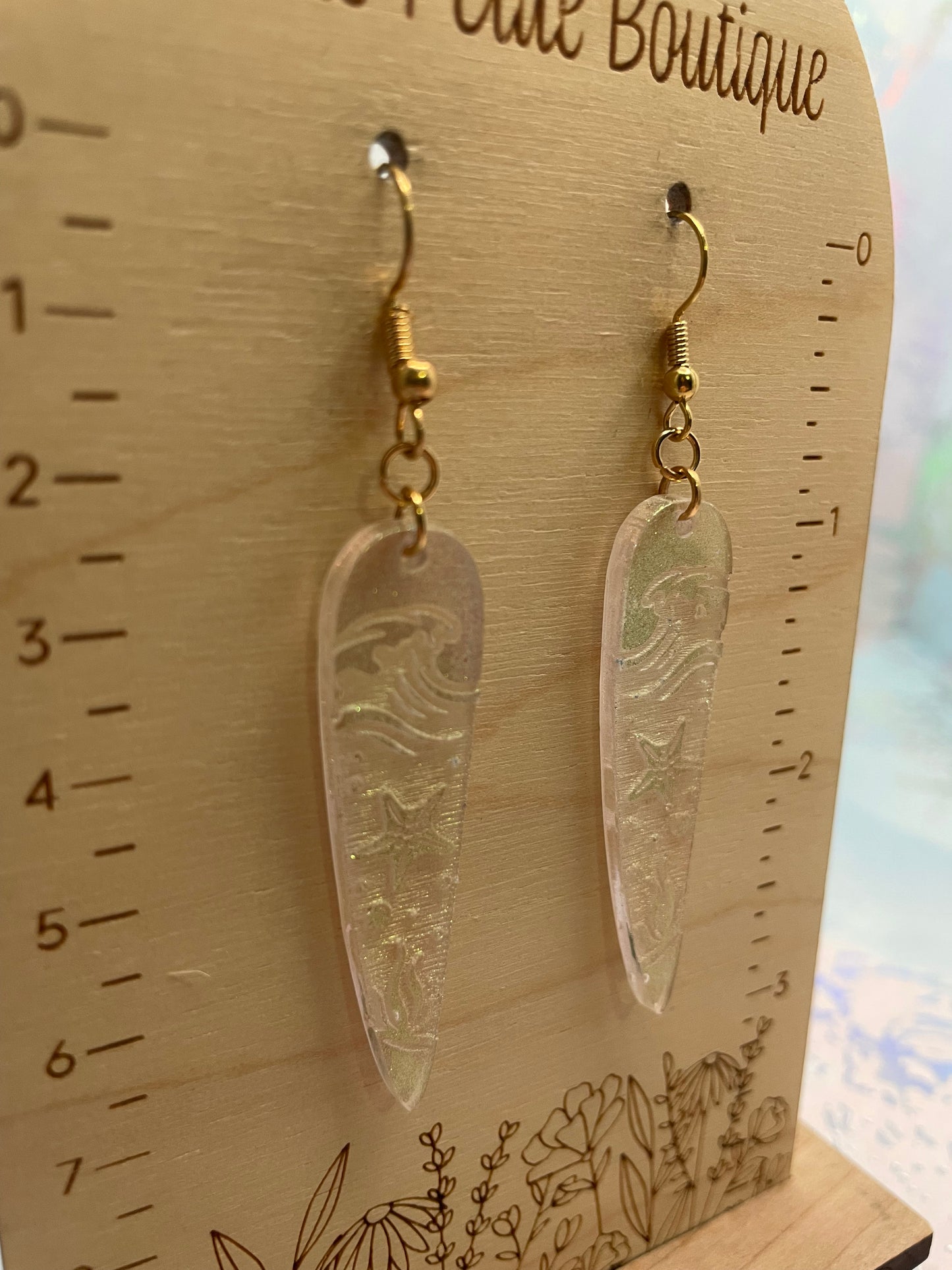 chameleon olive Ocean Wave Engraving: Earrings on a wooden card with measurements.