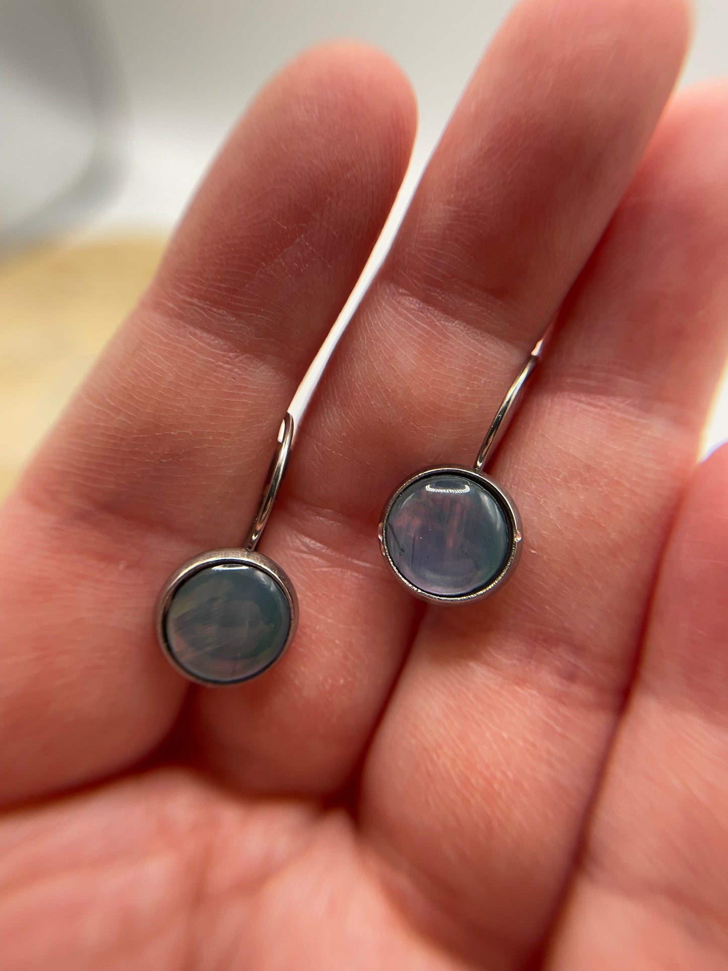 Boucles d’oreilles dormeuses Cabochon coquillage 