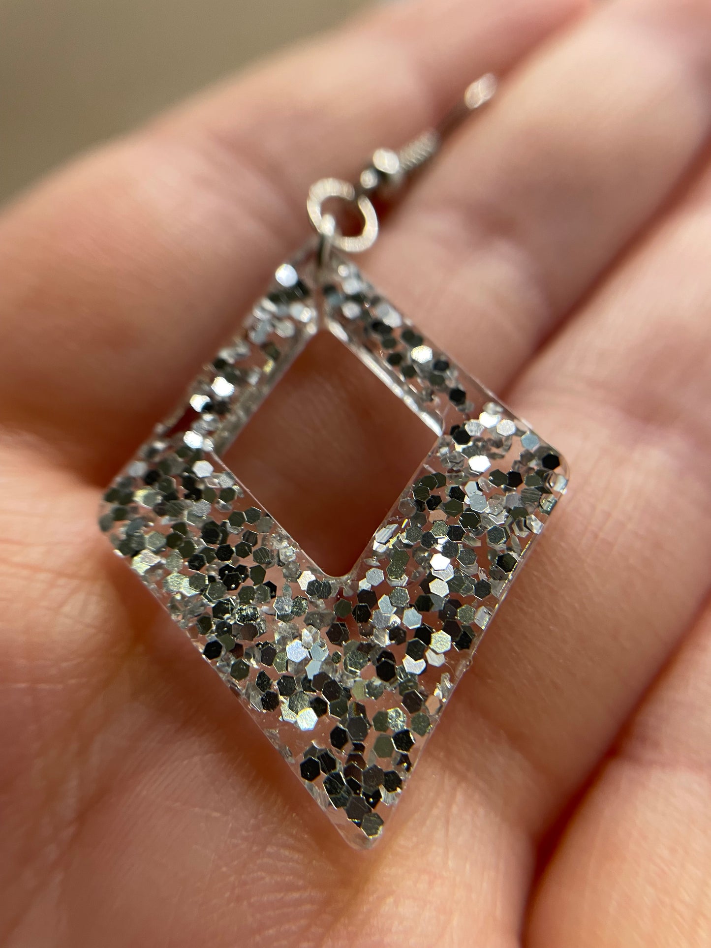 Boucles d'oreilles losange gris scintillant