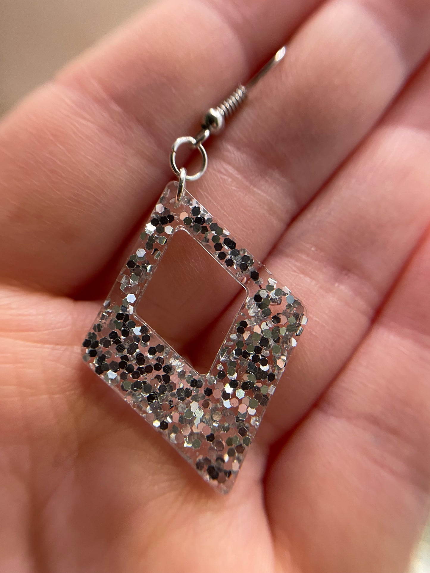 Boucles d'oreilles losange gris scintillant