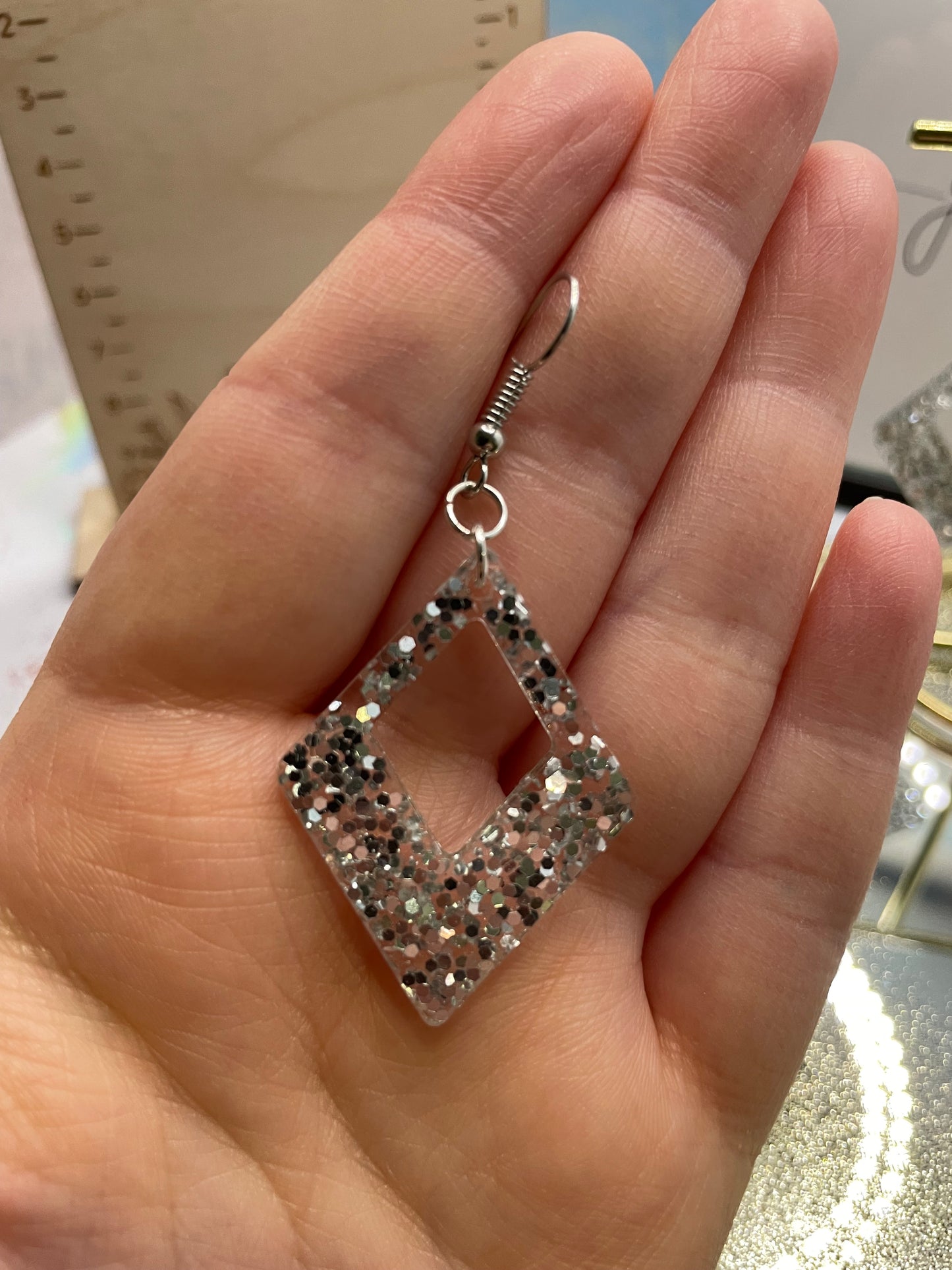 Boucles d'oreilles losange gris scintillant