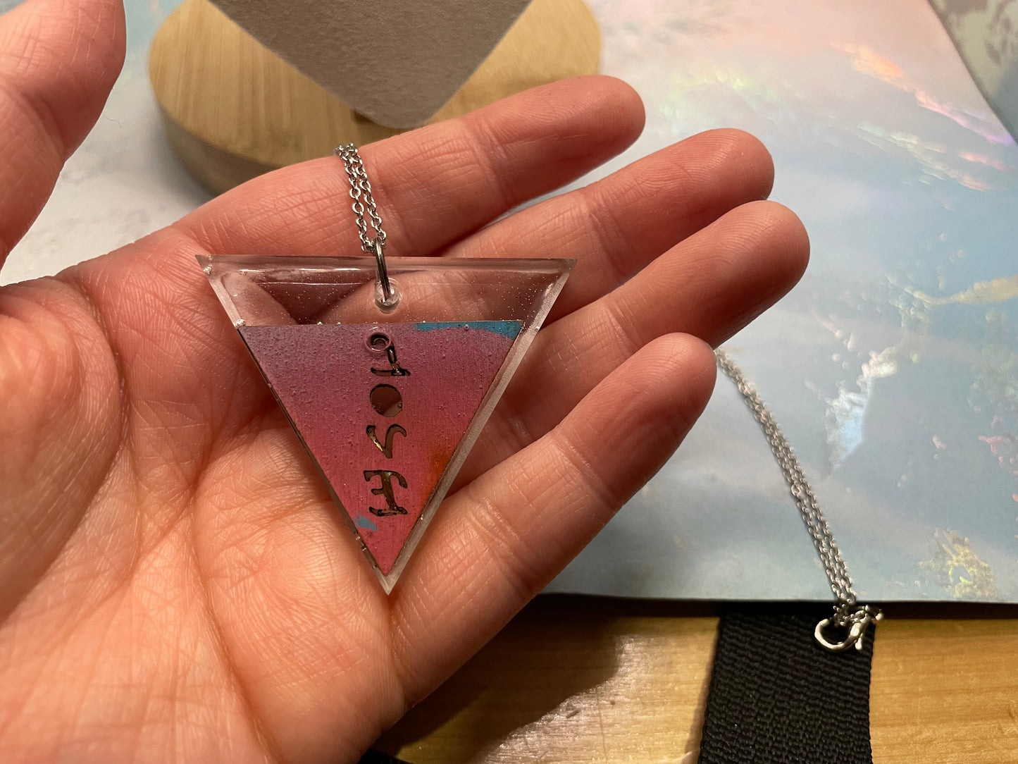 Collier triangle scintillant « LOVE » - 27" Sans nickel