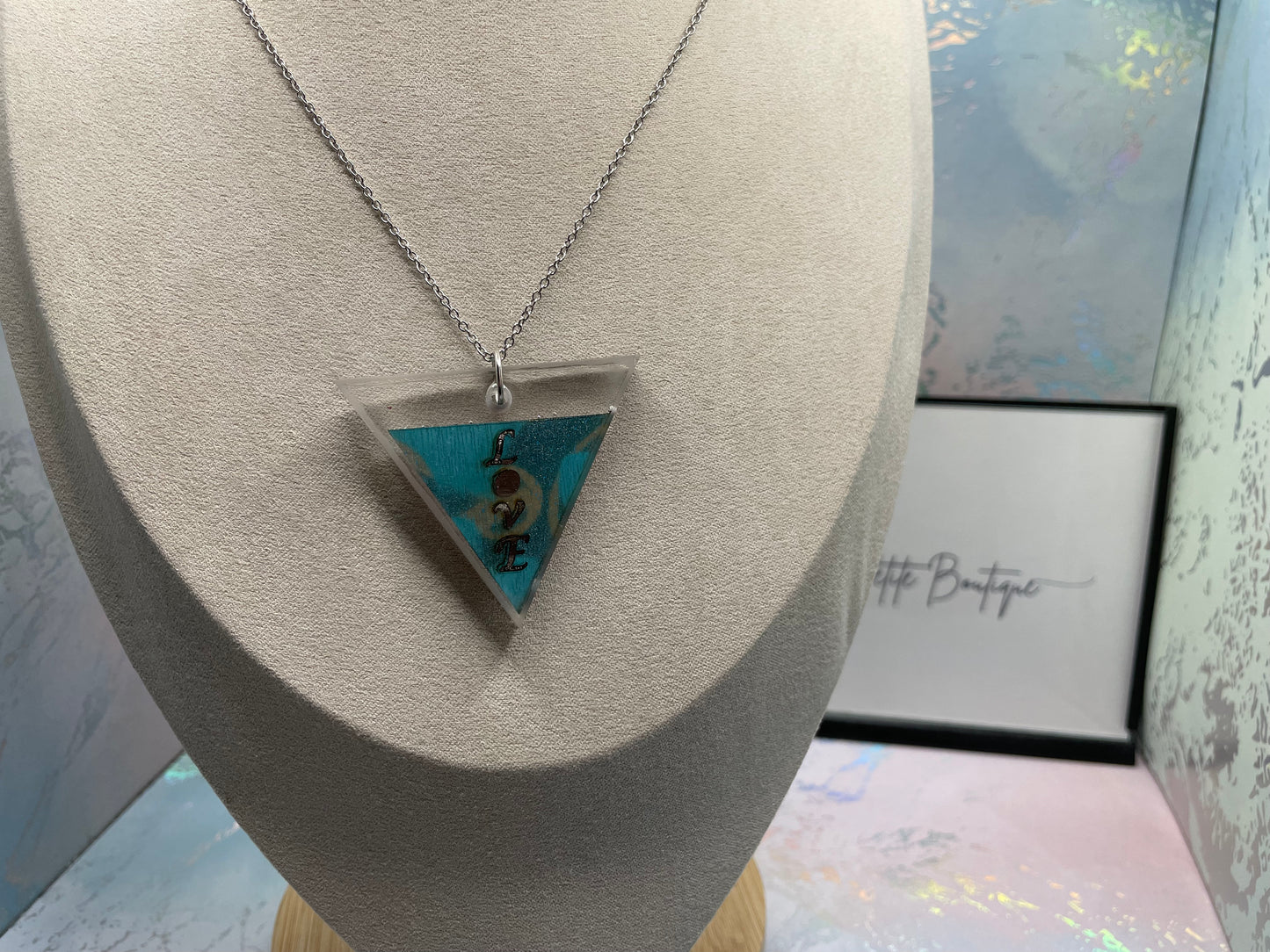 Collier triangle scintillant « LOVE » - 27" Sans nickel