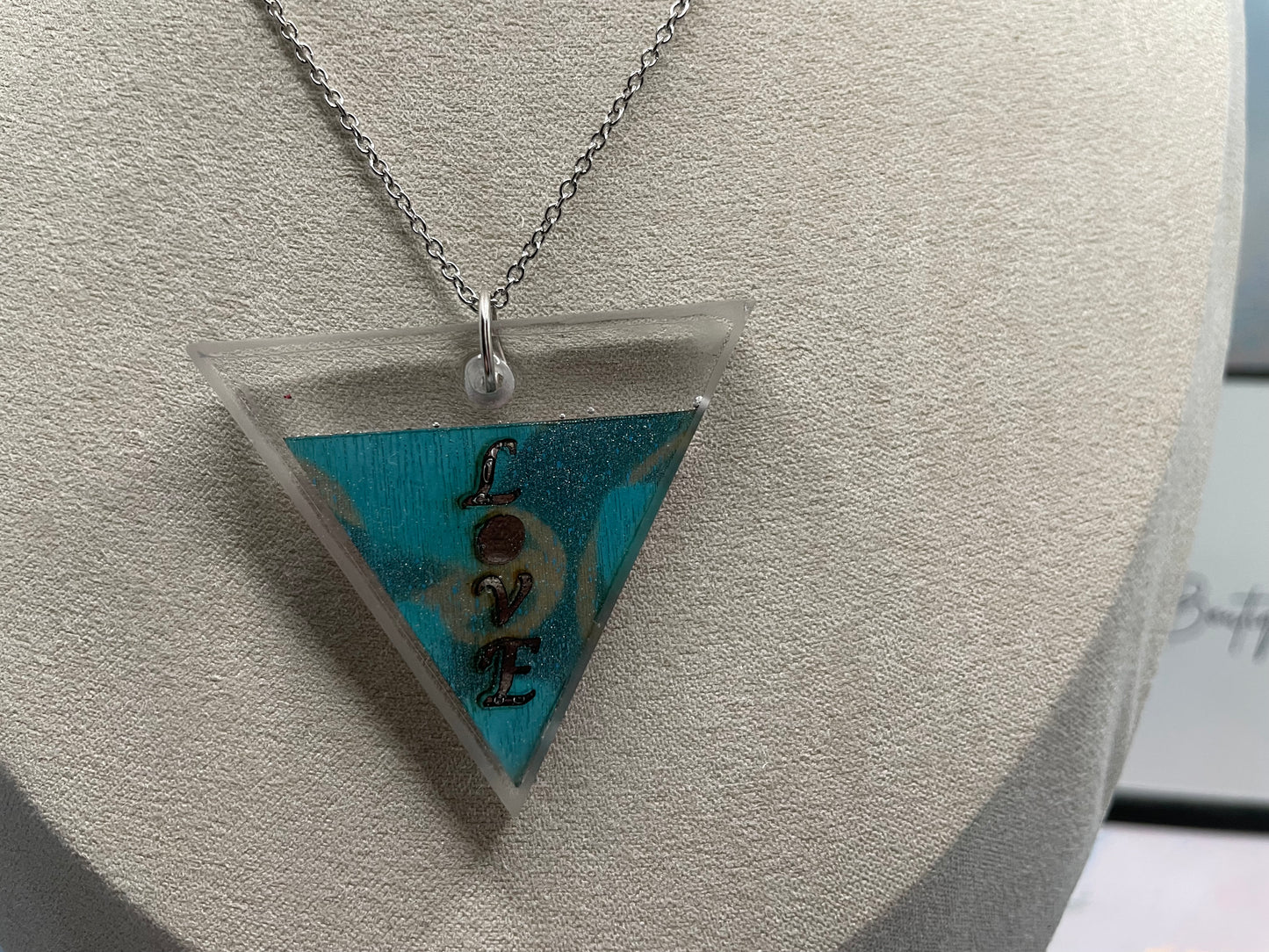 Collier triangle scintillant « LOVE » - 27" Sans nickel