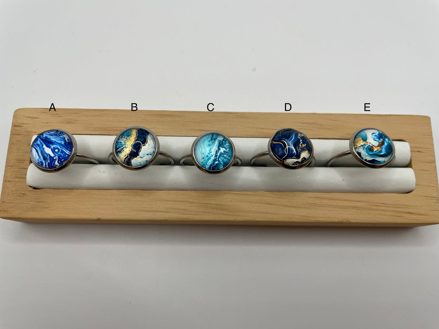 Bagues argentées ajustables avec cabochon abstrait – acier inoxydable