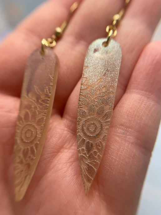 Boucles d'oreilles tournesol gravées :