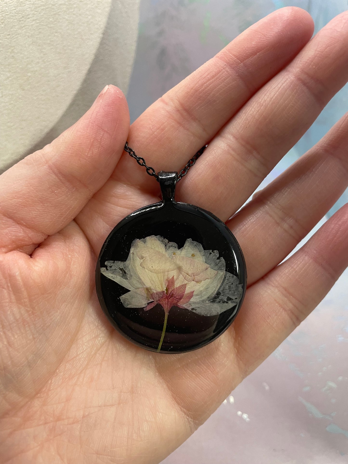 Collier Fleur de Cerisier sur Cabochon Rond Noire | Bijou Fleur Naturelle Préservée