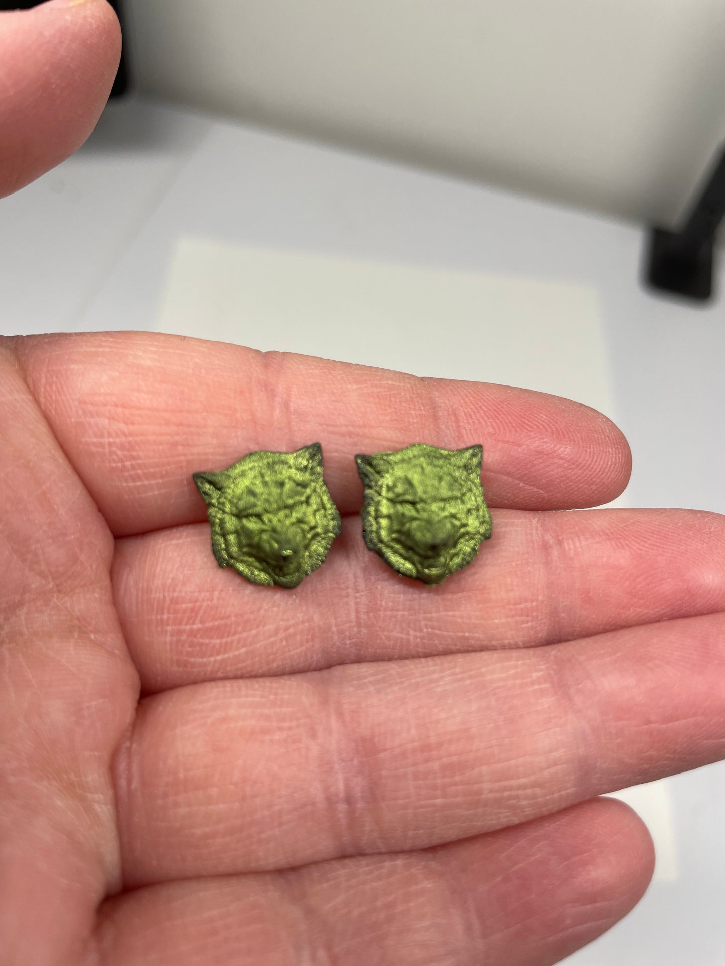 Boutons d'oreilles tête de loup -Sans Nickel