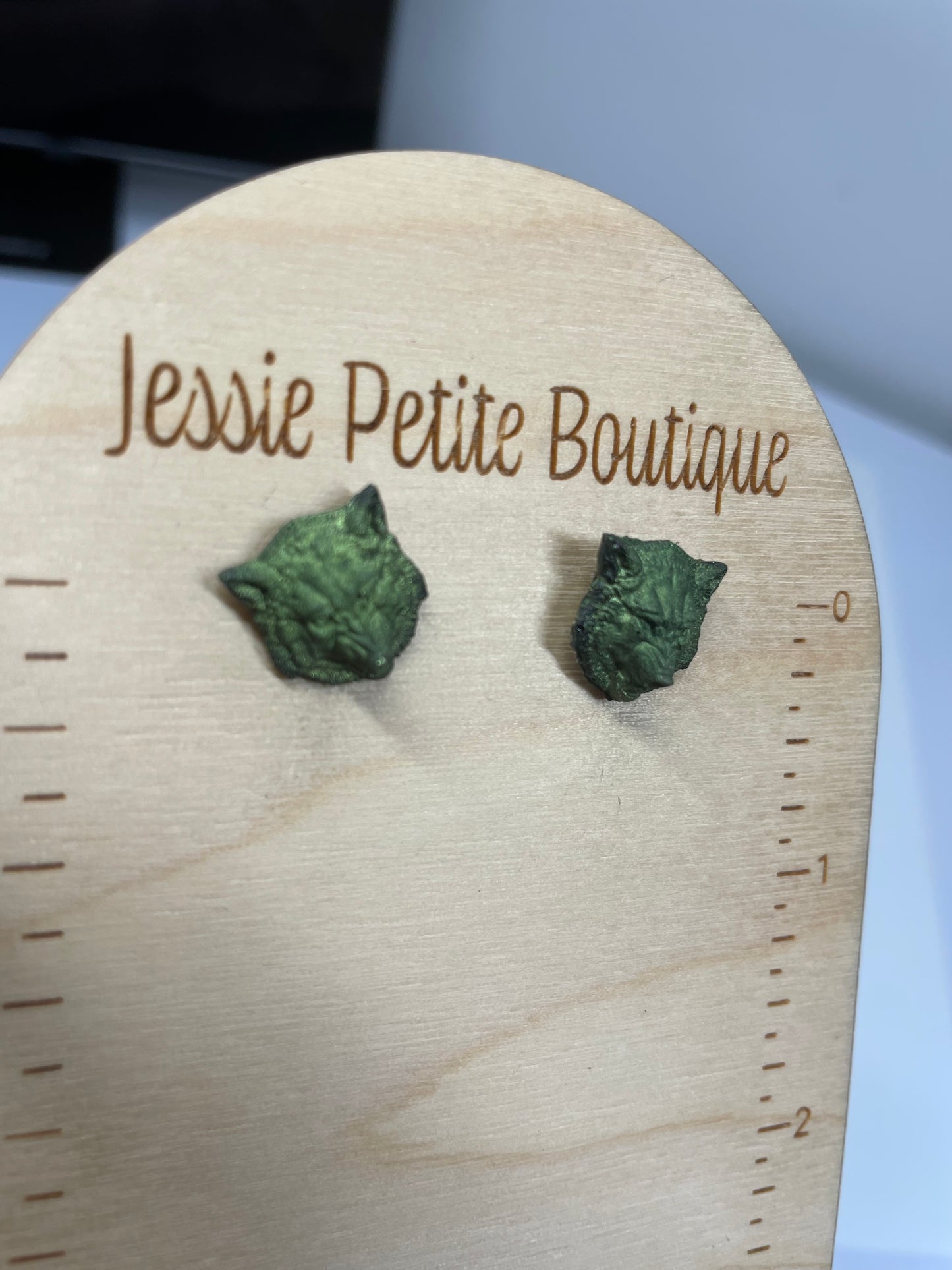 Boutons d'oreilles tête de loup -Sans Nickel